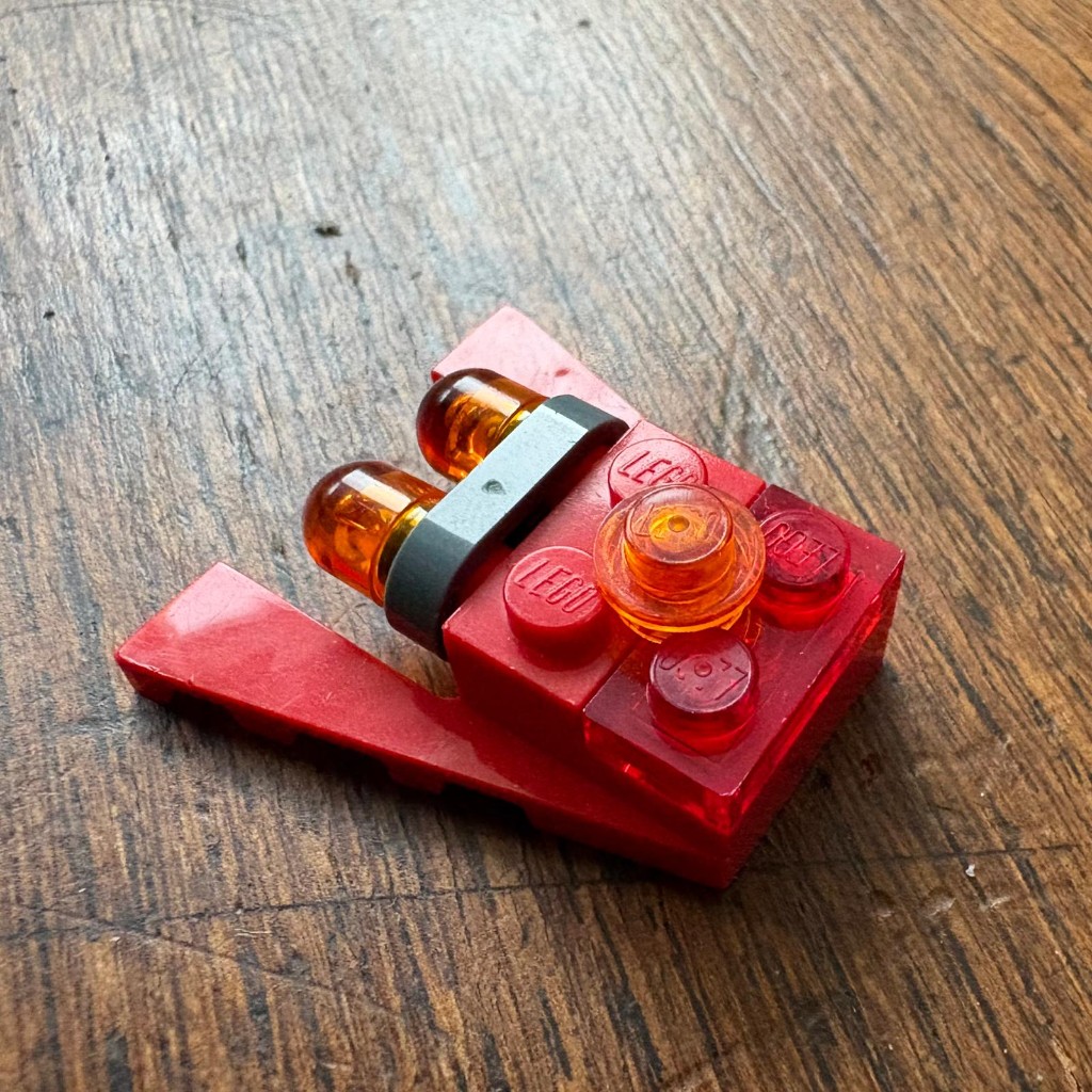 LEGO klusmarmiet — een mini robotje met kleine schaartjes om mee te helpen klussen